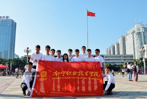 高清 南宁民族广场举行国庆升旗仪式 数千人观礼